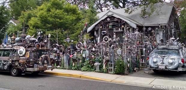 Vanadu: Art-Covered House and Cars