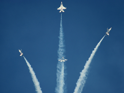 USAF Thunderbirds performing the High Bomb Burst