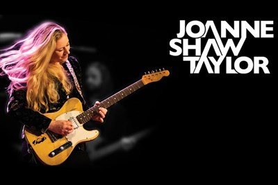 Woman playing guitar Photo