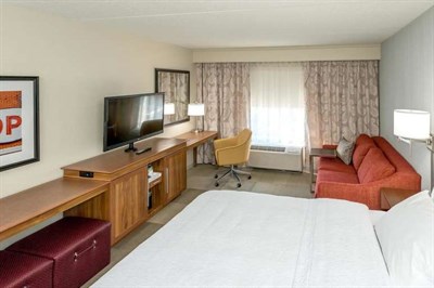 Guest room at Hampton Inn &amp; Suites Glenarden/Washington DC Photo