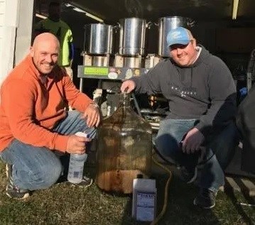 people brewing beer Photo