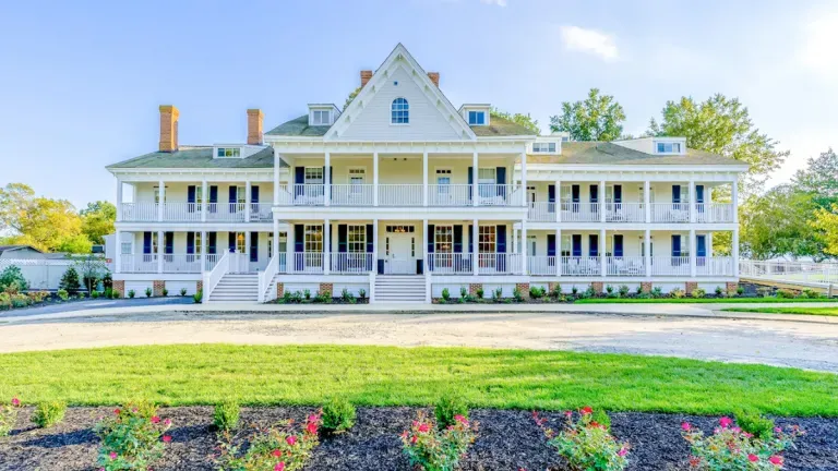 Front exterior picture of the Kent Island Resort