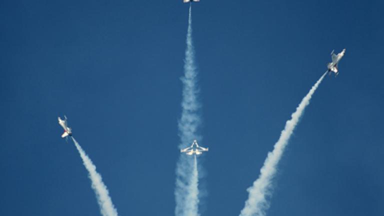 USAF Thunderbirds performing the High Bomb Burst