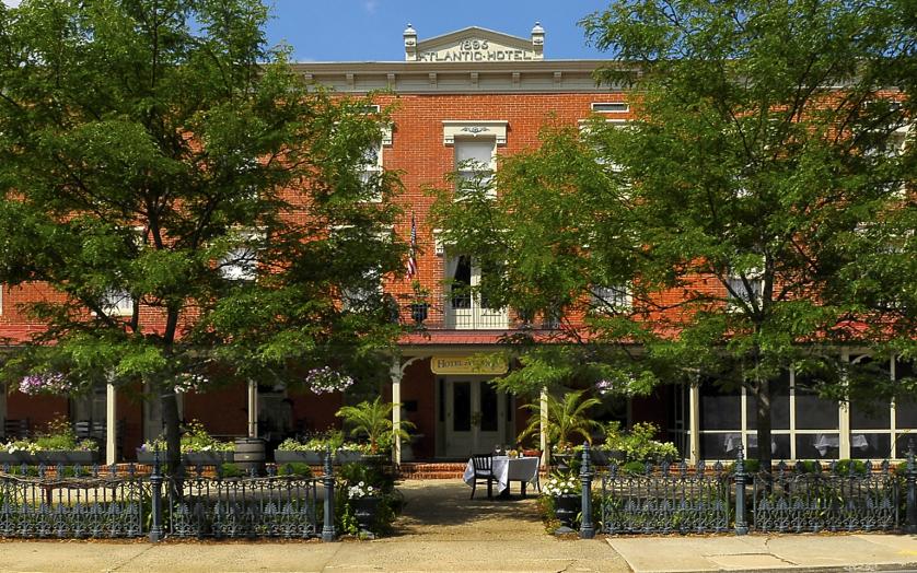 Women shoppers in downtown Berlin