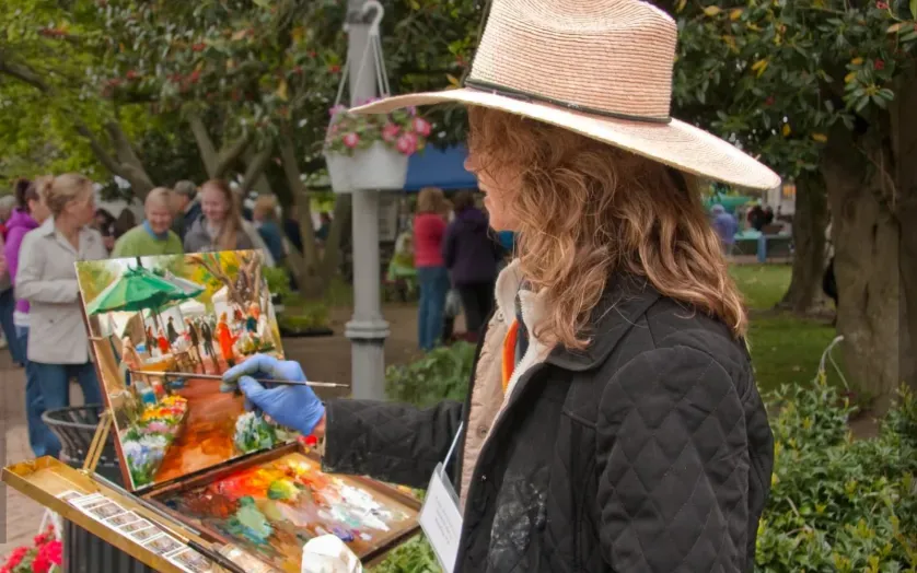 woman painting in a park