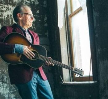 John Hiatt holding guitar Photo