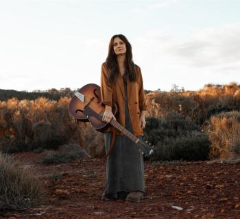 Kasey Chambers holding guitar Photo
