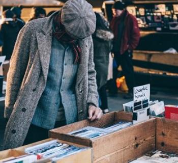 Person shopping for old records Photo