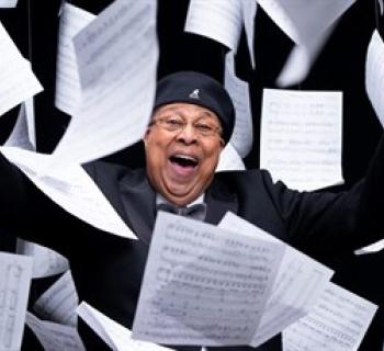 Chucho Valdés showered in sheet music Photo