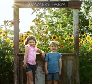 Pose in the flowers Photo