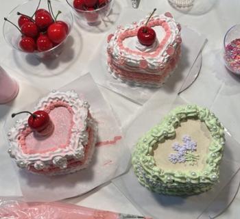 Cake decorating Photo