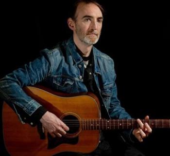 Fingerstyle guitarist Zeb Gould Photo