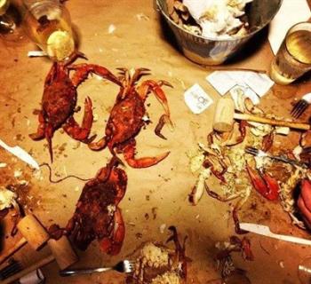 cracking crabs Photo