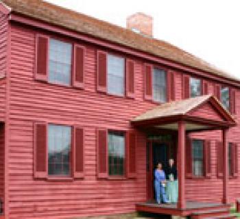 Photo of a red house Photo