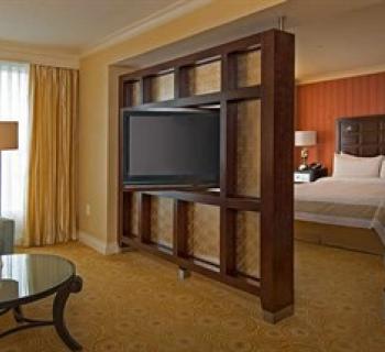 Baltimore Marriott Waterfront room interior Photo