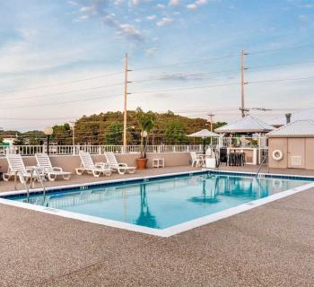 Quality Inn & Suites Oceanblock pool area Photo
