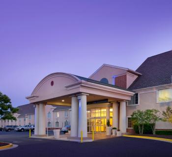 Holiday Inn Express & Suites-Annapolis at dusk Photo