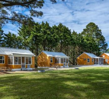 Cabins with private grills, fire pit, screened in front porch Photo