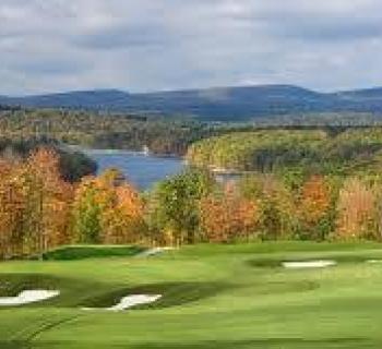 Picture of a green and sand traps at the Lodestone Golf Course Photo