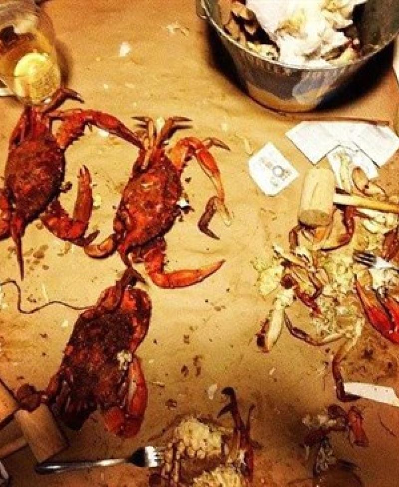 cracking crabs Photo