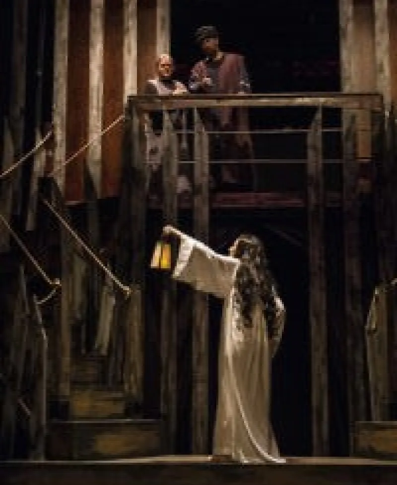 performance of woman with lanturn Photo