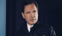 Kurt Elling wearing a plaid coat. Photo