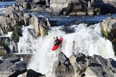 Whitewater kayaking in Great Falls Park Whitewater kayaking in Great Falls Park