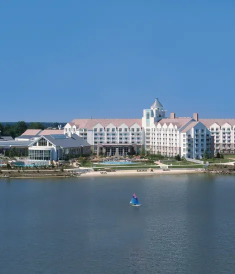 With a spa, golf club and proximity to outdoor activities, this resort has something for everyone.