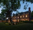 Great Oak Manor Inn exterior view at night Photo